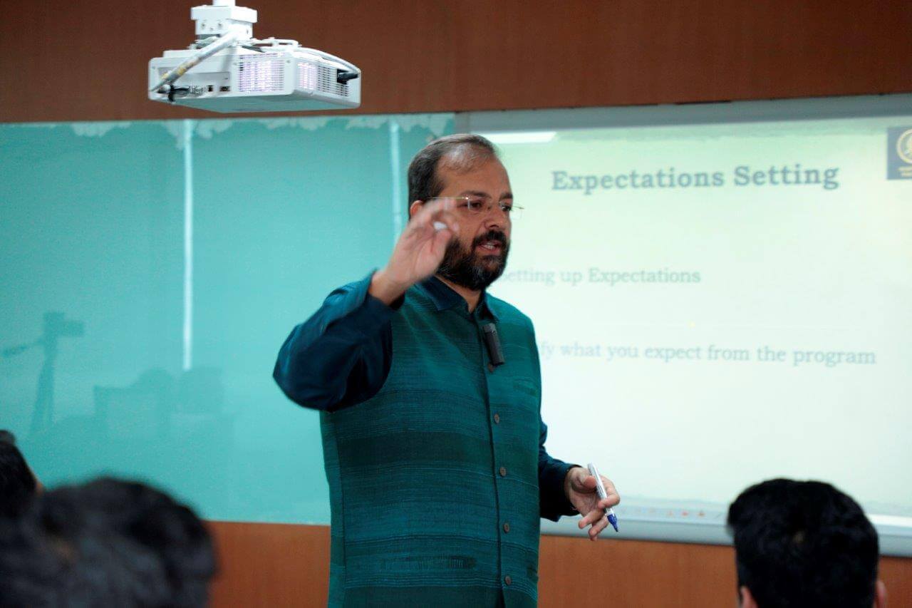 5. Ramiah interacting with participants (1)